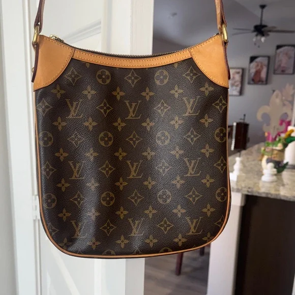 Louis Vuitton Monogram Canvas Shoulder Bag - Picture 11 of 17